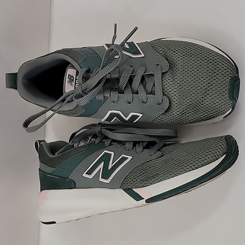 New balance sneakers 009 sz 7.5 fits like a 7